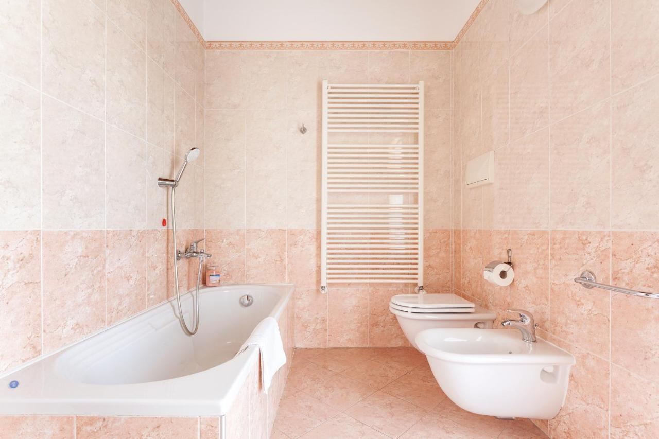 Apartment Misiadele Carnago ภายนอก รูปภาพ